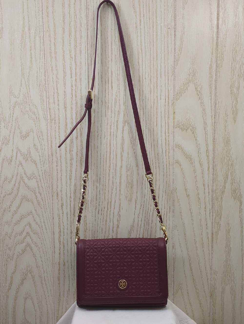  Tory Burch Bryant Quilted Leather Crossbody  - Picture 17 of 17